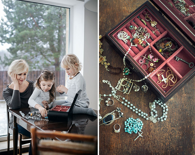 Работница телевидения Лайма Кибартиене со своими внучками Аугусте и Котрина и подарком для них – коробкой драгоценностей.
