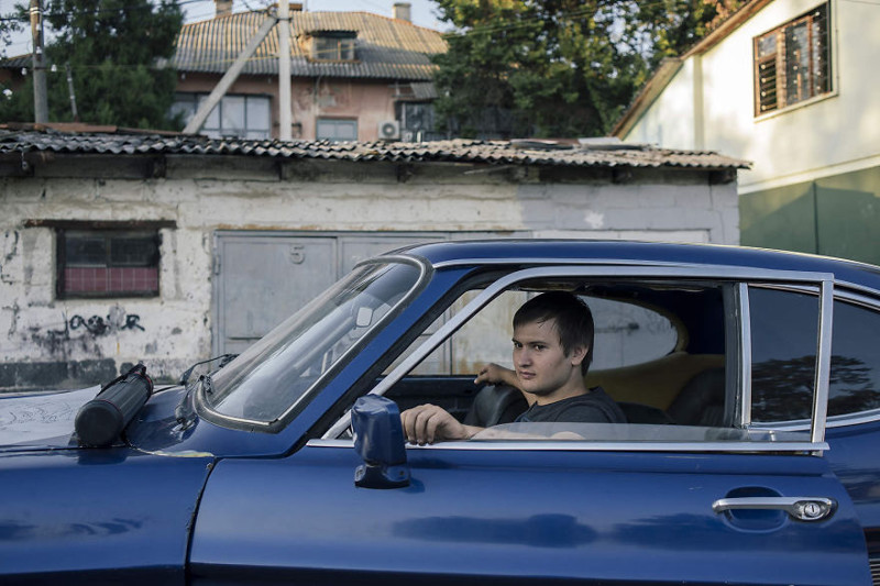 Роман Кожаков живет в небольшом поселке Яблоновский в республике Адыгея. У молодого человека крайне необычное хобби - он восстанавливает винтажный Ford Capri 1969 года.    