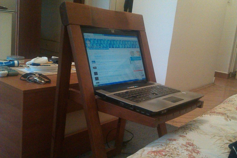 10. Ноутбук и деревянный стул