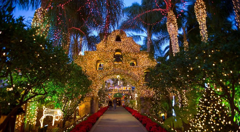 Вход в отель Mission Inn в Калифорнии, украшенный к Рождеству и Новому году. Использовалось около 4 миллионов светодиодов.