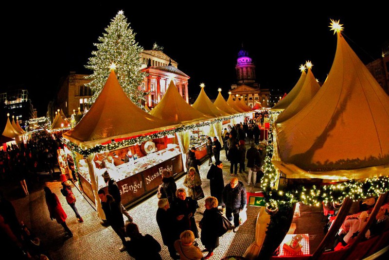 Посетители на Рождественском рынке на площади Жандарменмаркт в Берлине.
