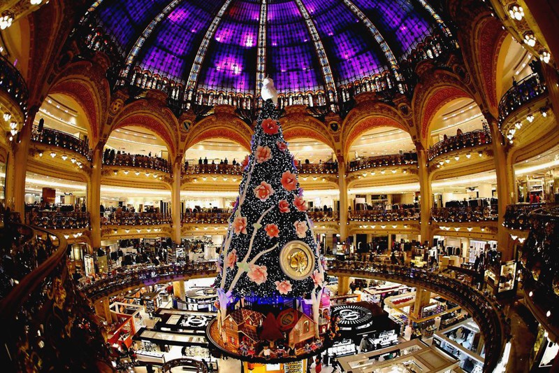 Гигантская Рождественская ёлка, которая стоит в середине универмага Галерея Лафайет в Париже