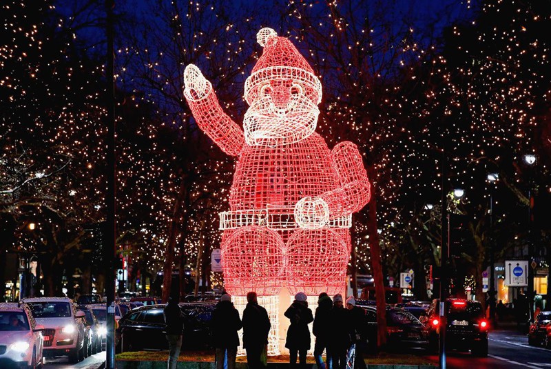 Освещённая фигура Санта-Клауса в Берлине.
