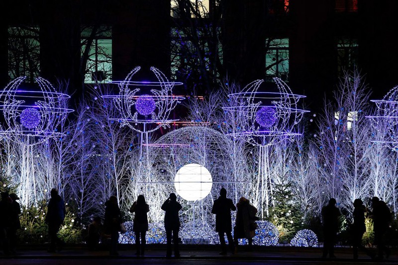 Яркие новогодние украшения освещают Елисейские поля в Париже.