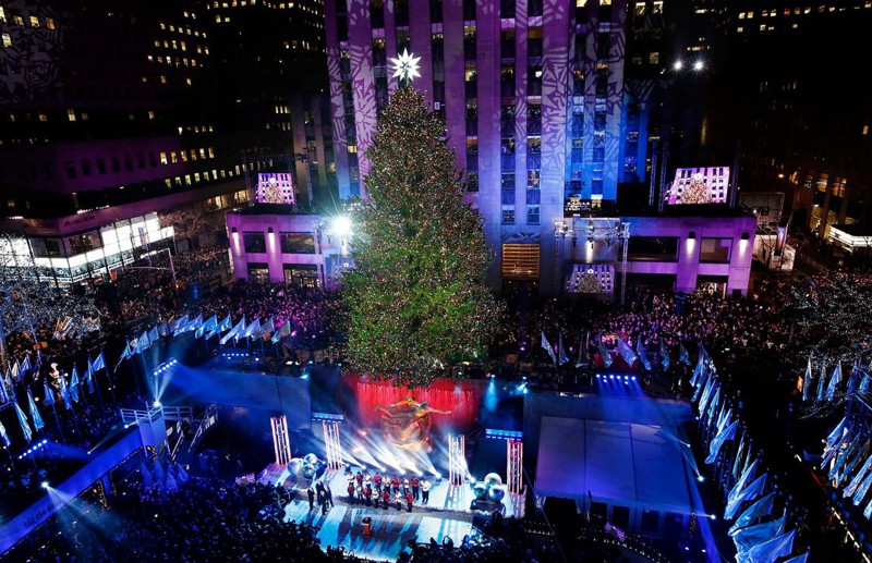 Рождественская елка возвышается над катком в Нью-Йорке. По слухам её украшают 45 тысяч светодиодов. Высота ёлки 23 метра. 