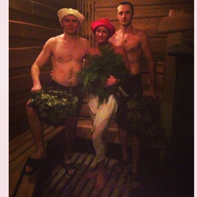 голая девочка в бане с мужиками