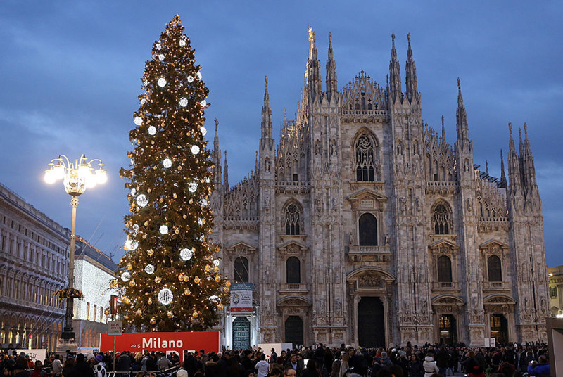 Рождественская ель у Миланского собора (Италия)