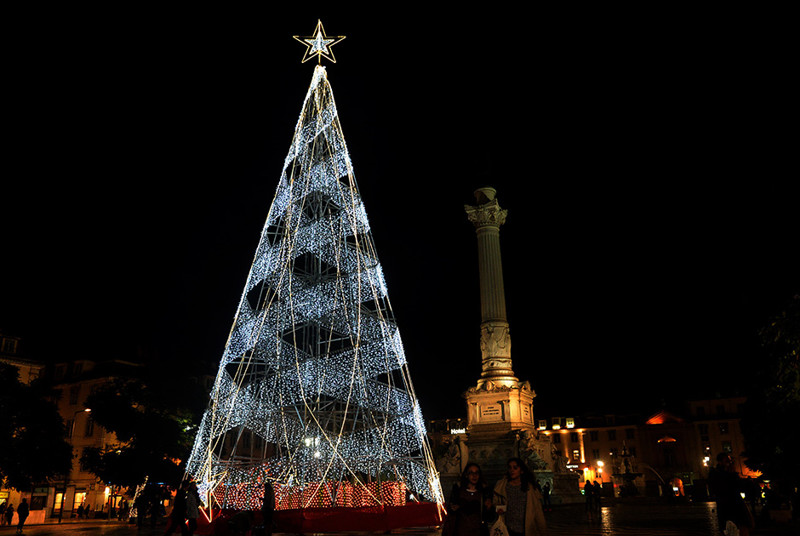 Рождественская ель на площади Росиу в Лиссабоне (Португалия)