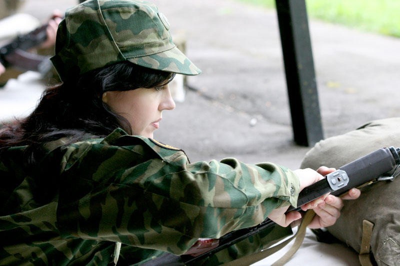 Фото девушки армии. Женщины в военной форме. Брюнетка в военной форме. Русские женщины военные. Девушка в военной форме со спины.