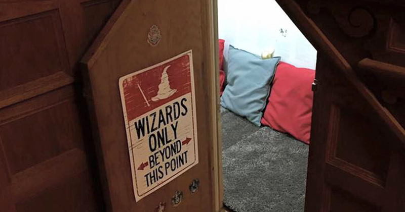 Мать превратила чулан под лестницей в "комнату Гарри Поттера" для своих детей