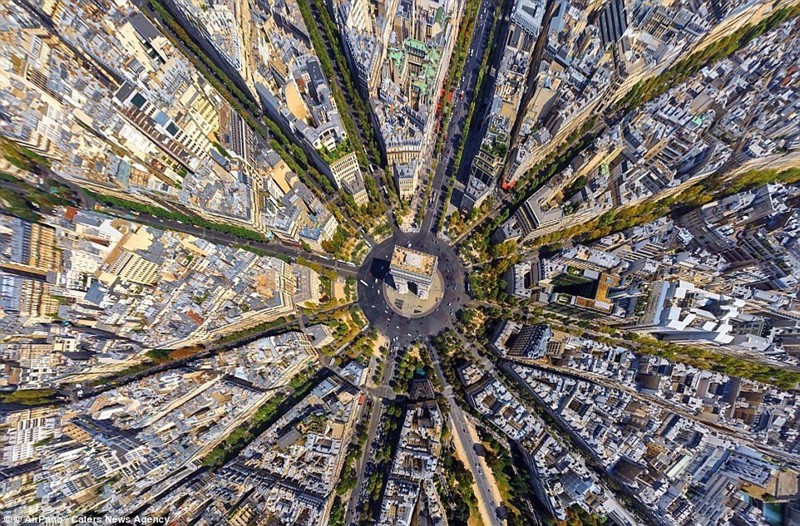 На этой фотографии все дороги стекаются к Триумфальной Арке в Париже. Ещё одна причина считать Париж одним из красивейших городов мира!