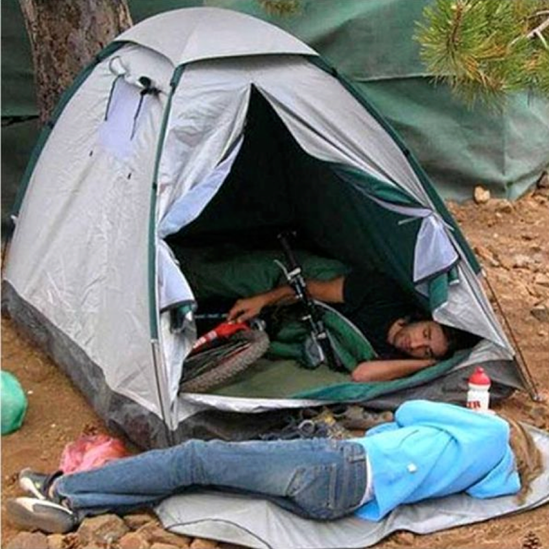 Ужасный поход. Поход с палатками. Прикольные палатки. Палатка путешественника. Фотосессия в палатке.