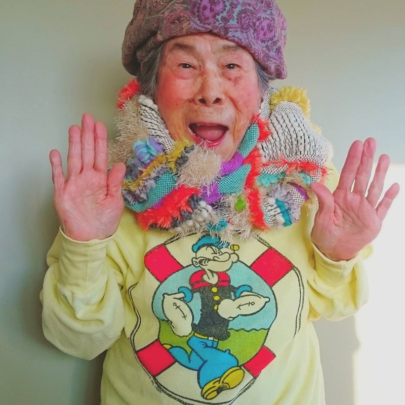 93-летняя бабушка позирует в одежде своей правнучки