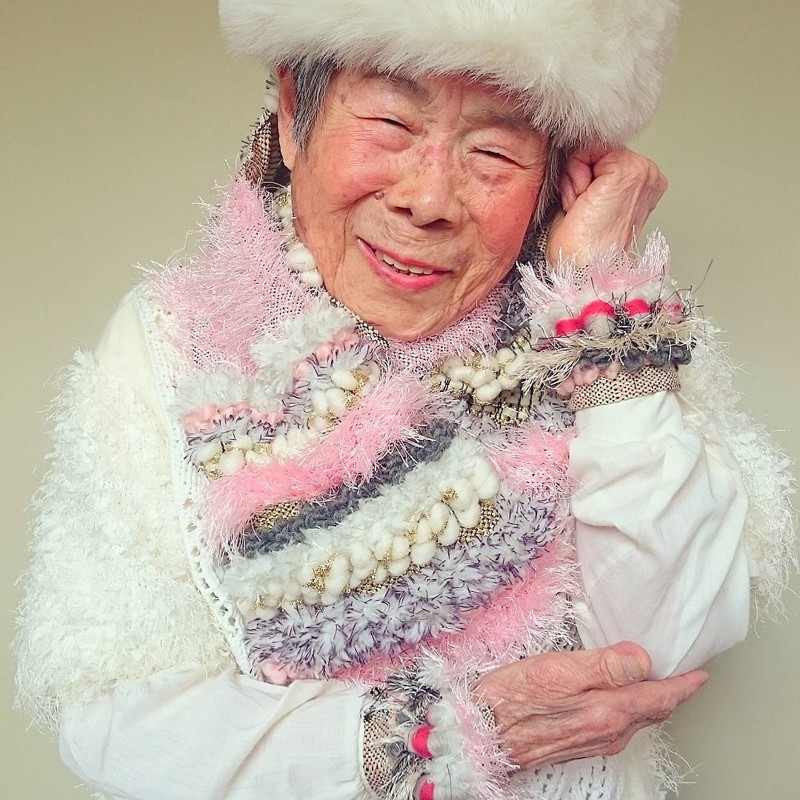 93-летняя бабушка позирует в одежде своей правнучки