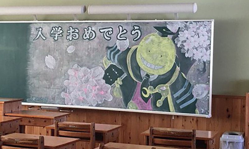 Японские школьники встречают учителей красочными рисунками на доске