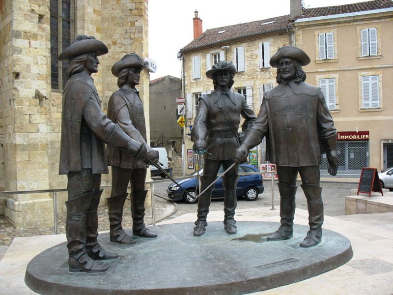 Памятник мушкетерам