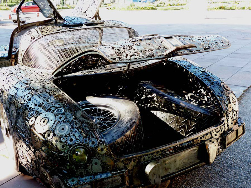 Винтажный ретро-автомобиль из металлических отходов
