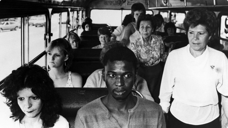 Парень в знак протеста сел в "белый" автобус.