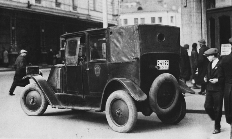 Одно из первых такси фирмы Рено на улицах Москвы