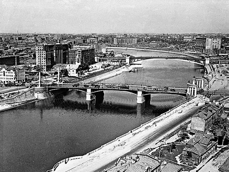 4.	Бородинский мост. Вид с первого Ростовского переулка. 1940-1950гг.