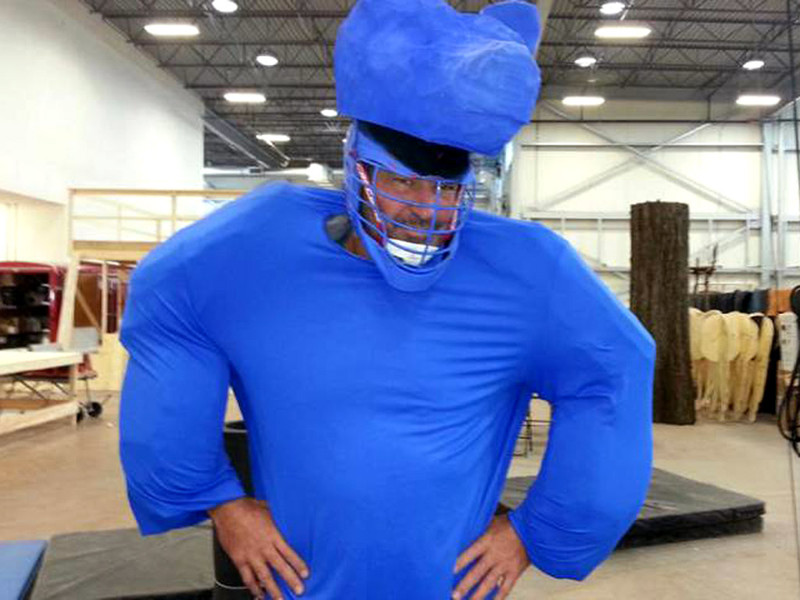 Никакого гризли на площадке не было и в помине, а роль разъяренной медведицы исполнял человек в синем костюме «смурфика» - каскадер Гленн Эннис..