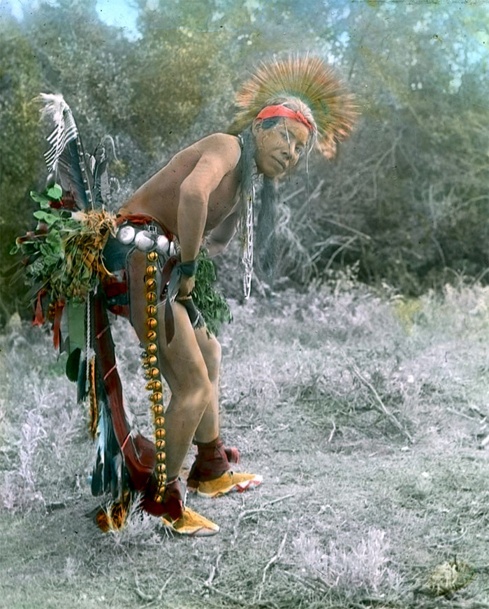 анцор племени кроу, начало 1900-х. Фотограф Ричард Троссел архивные снимки, индейцы, раскрашенные, фотографии в цвете