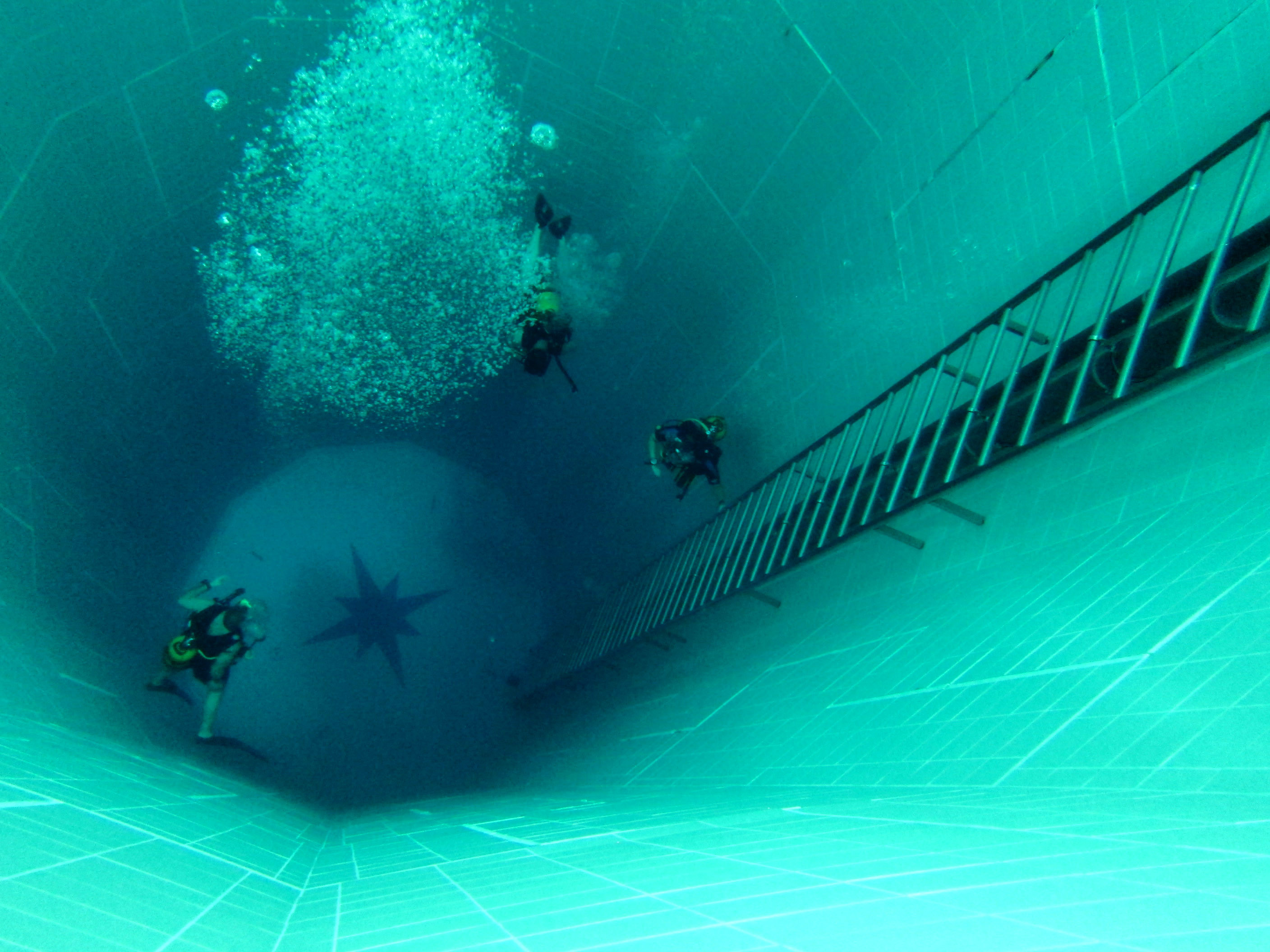 Самый глубокий бассейн в мире Немо 33