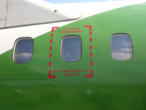 Почему в самолетах есть "выделенные" иллюминаторы 