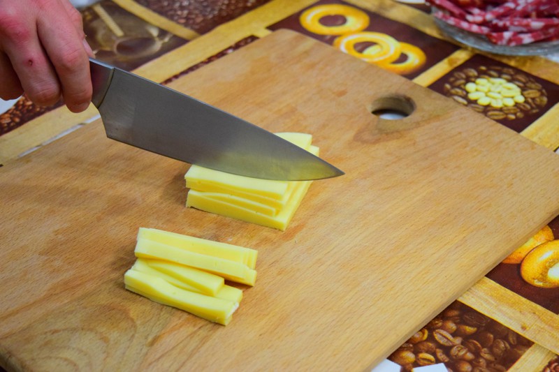 Сыр по длине старайтесь нарезать не больше чем палочки колбасы