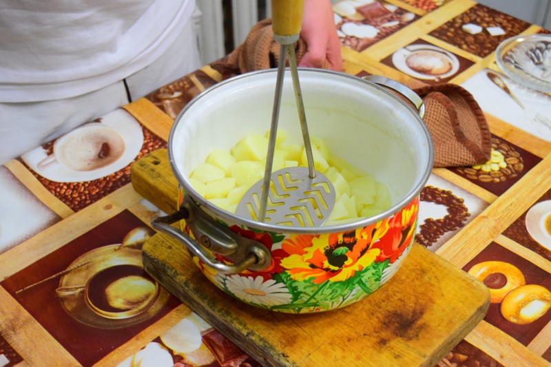 Сварившуюся картошку толчем до однородной массы (без добавления воды)