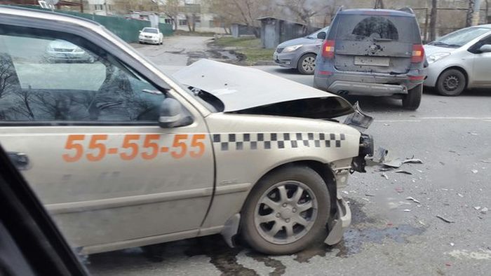 Таксист разбил. Фото такси с разбитым задним бампером в Тюмени.