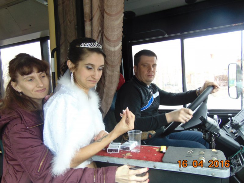 По словам нашей героини, вопрос о свадебном кортеже не стоял. Коллега и друг Жанны предложил возить молодожёнов и гостей на маршрутном автобусе. Они с радостью согласились. 