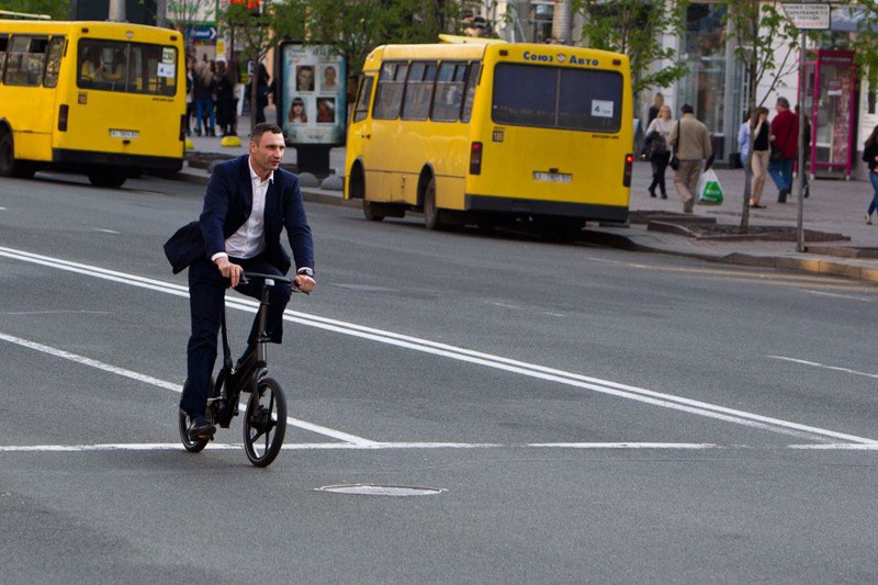 Кличко рассекал по Киеву на велосипеде с электрическим моторчиком