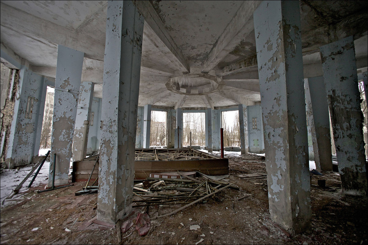 Чернобыль 30 лет спустя 2015. Припять 30 лет спустя город призрак. Зона отчуждения Чернобыльской АЭС. Припять зона отчуждения 30 лет спустя. Чернобыль зона взрыва.