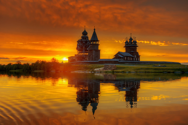 Остров Кижи. Добраться можно от Петрозаводска на метеоре и катере.