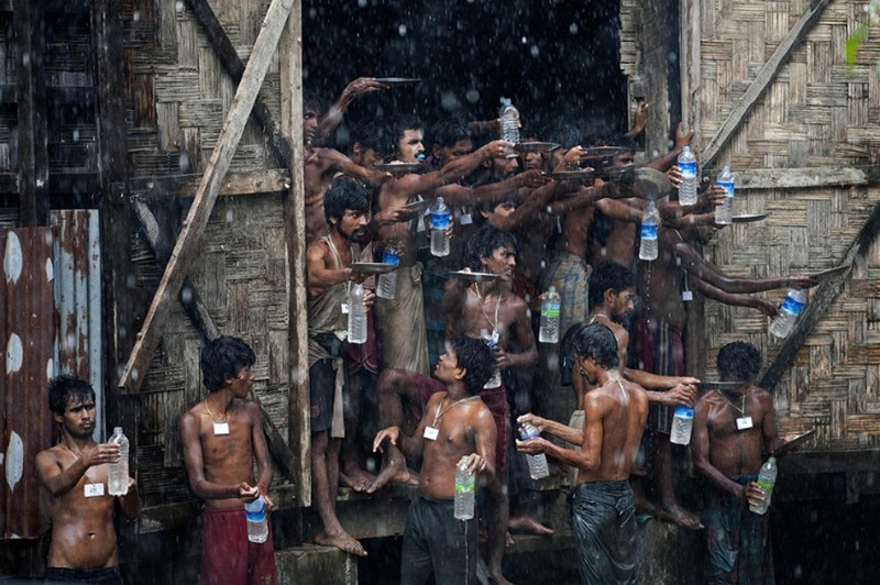 В некоторых местах дождь — это единственный доступный источник питьевой воды, Мьянма.