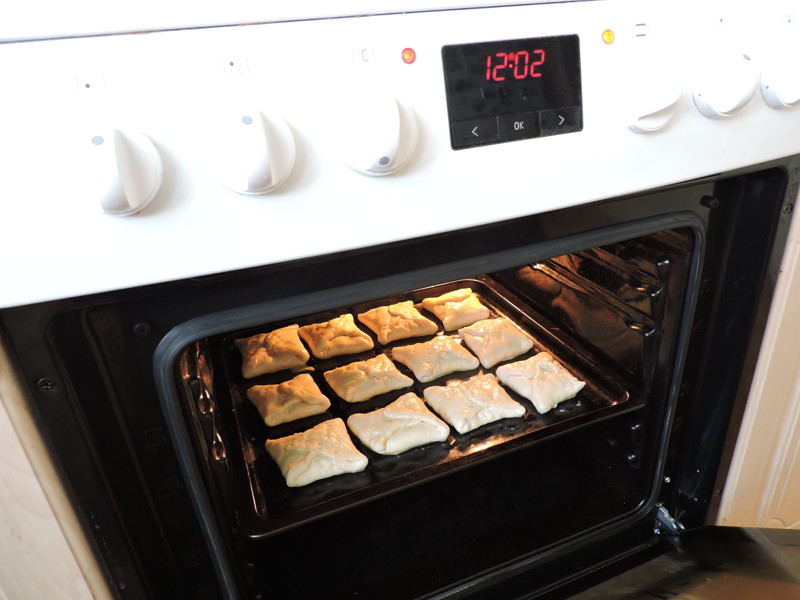 Разогреть духовку до 200 с и поставить пирожки на 15-20 минут.