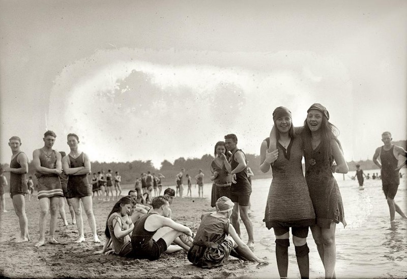 Как отдыхали на пляже 100 лет назад !