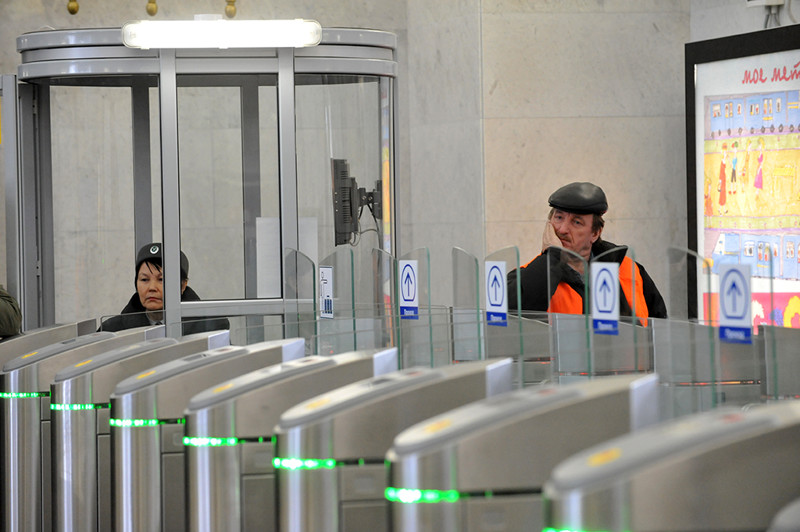 Возможность оплаты проезда в метро банковской картой появится во всех кассах подземки к августу 2016