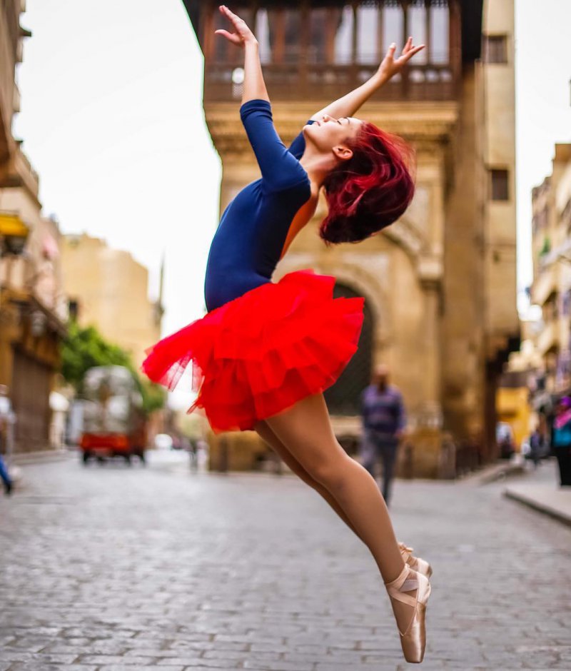 Балерина на площади  