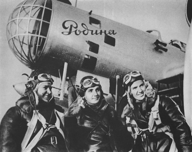 Экипаж самолета Родина, совершившего в 1938 году беспосадочный перелет из Москвы на Дальний Восток.