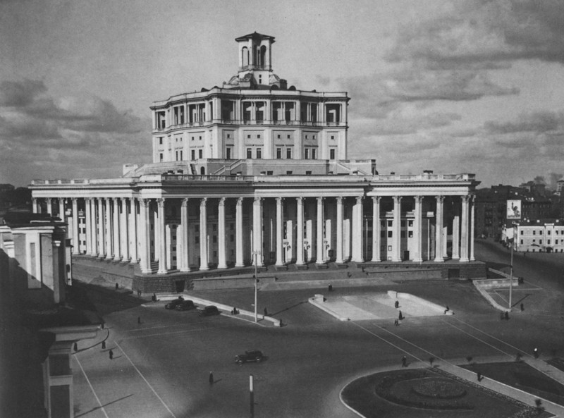 Площадь Коммуны. Центральный театр Советской Армии