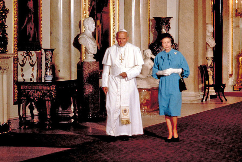 Встреча с Папой Римским Иоанном Павлом II, 1982 год, Лондон. Предстоятель Римско-католической церкви (в сане с 1978 по 2005 год) умер в 2005-м в возрасте 84 лет.