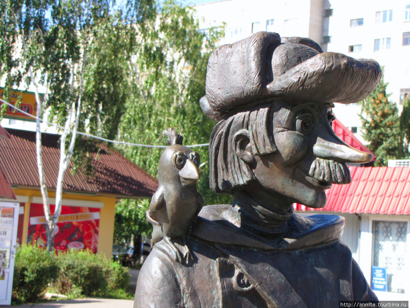 Памятник почтальону Печкину в городе Луховицы  