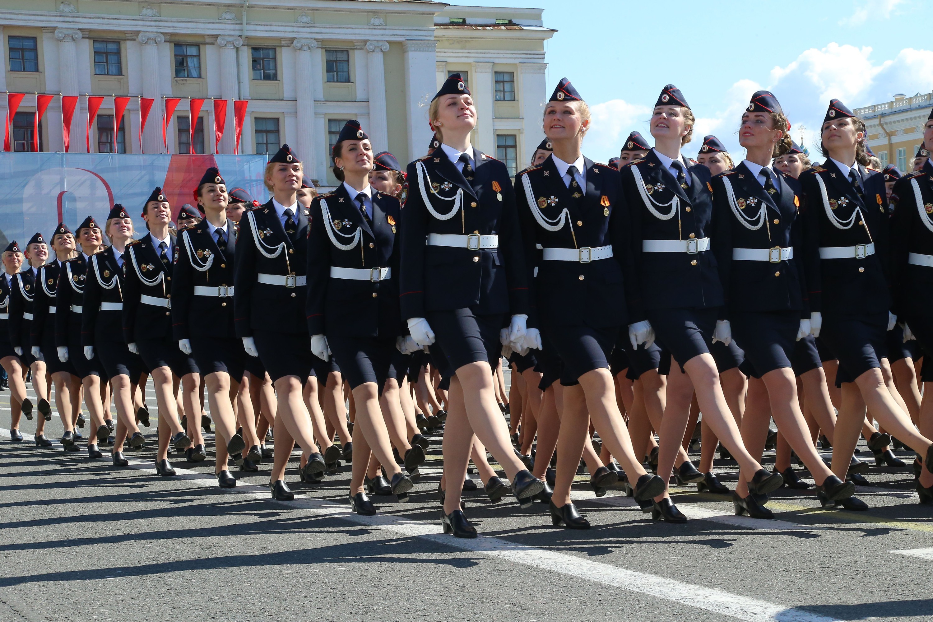 День военной формы. Женщины военные на параде. Девушки военнослужащие на параде. Девушки военные на параде Победы. Российские девушки на параде.