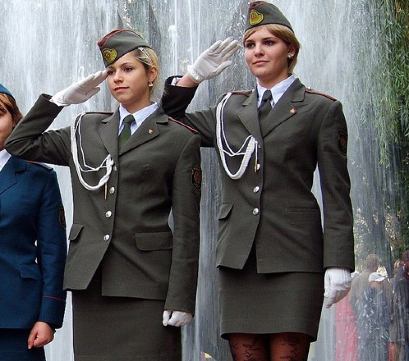 Хорошую форму также. Военная женская форма. Девушки в парадной военной форме. Армейская парадная форма. Женская форма в армии.