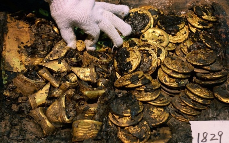 7. В китайской гробнице нашли много золота.