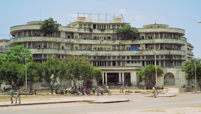 Заброшенная гостиница Grande Hotel в Мозамбике стала домом для 3500 человек 