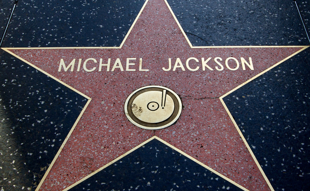 №3: После смерти Майкла Джексона, фанаты выражали соболезнования радиоведущему