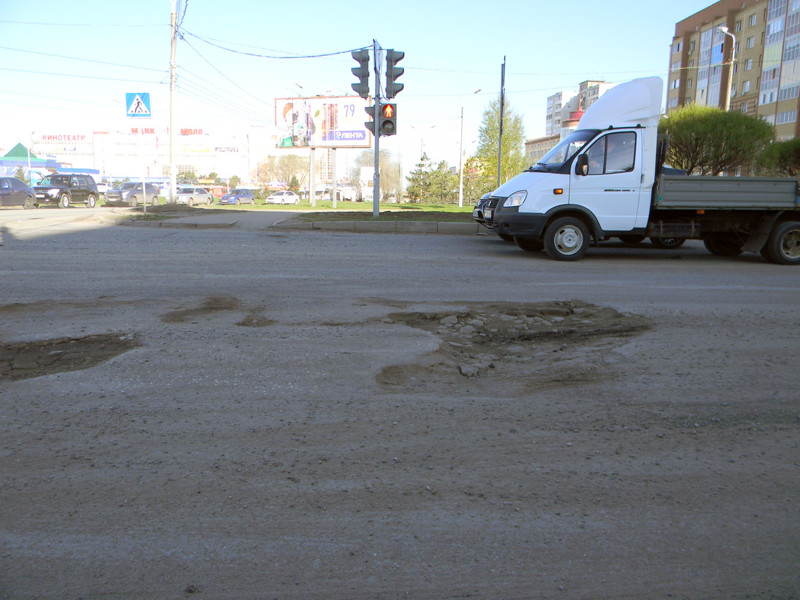 Это пересечение улиц Перелета и Степанца. Даже пешеходы здесь по ямам дорогу переходят.